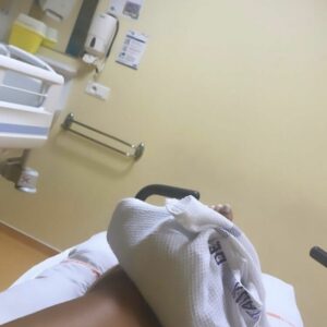 Vitaa : hospitalisée d'urgence, sa photo inquiète les internautes