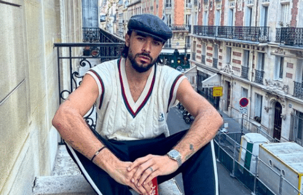 Julien Guirado a été aperçu en compagnie d'une jeune femme dans un hôtel.