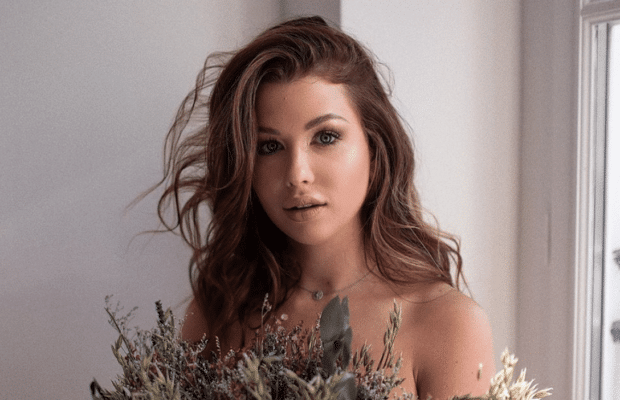 EnjoyPhoenix : elle lance une nouvelle e-boutique et conquiert ses fans