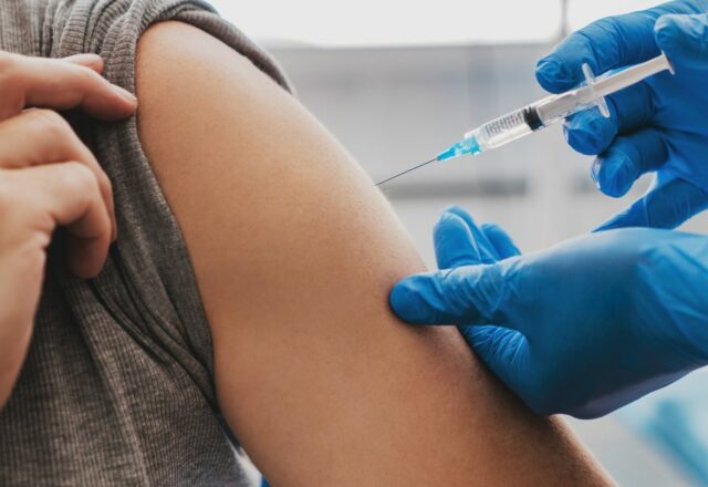 Covid-19 : pourquoi une cinquième vague meurtrière est possible en France