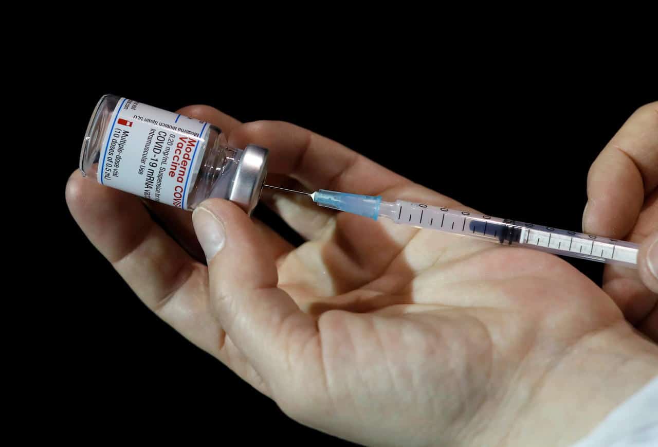Covid-19 : pourquoi le vaccin Moderna est maintenant déconseillé pour les moins de 30 ans