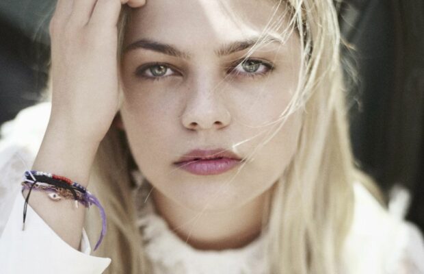 Louane : la chanteuse explique comment avoir des lèvres pulpeuses sans chirurgie