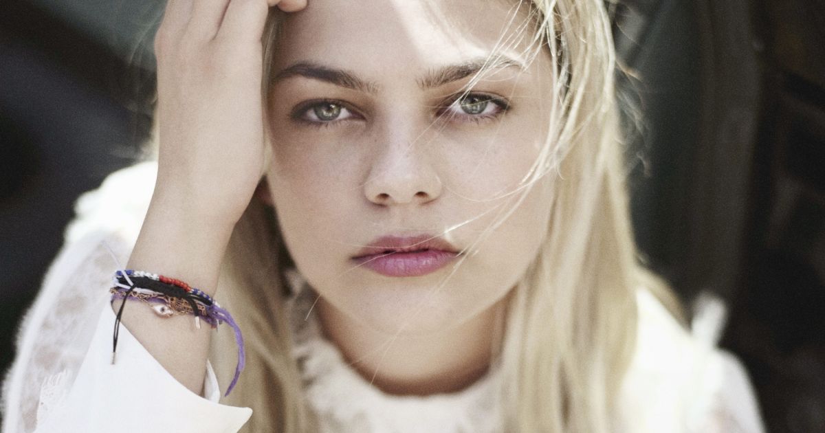 Louane : la chanteuse explique comment avoir des lèvres pulpeuses sans chirurgie