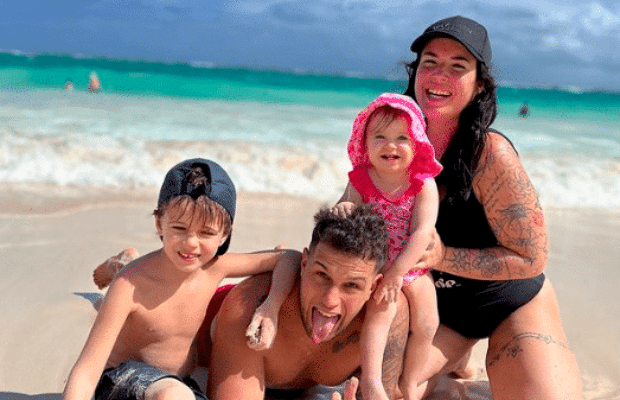 Kelly Hélard : terminé les vacances en famille, sa fille Lyana doit être rapatriée d'urgence