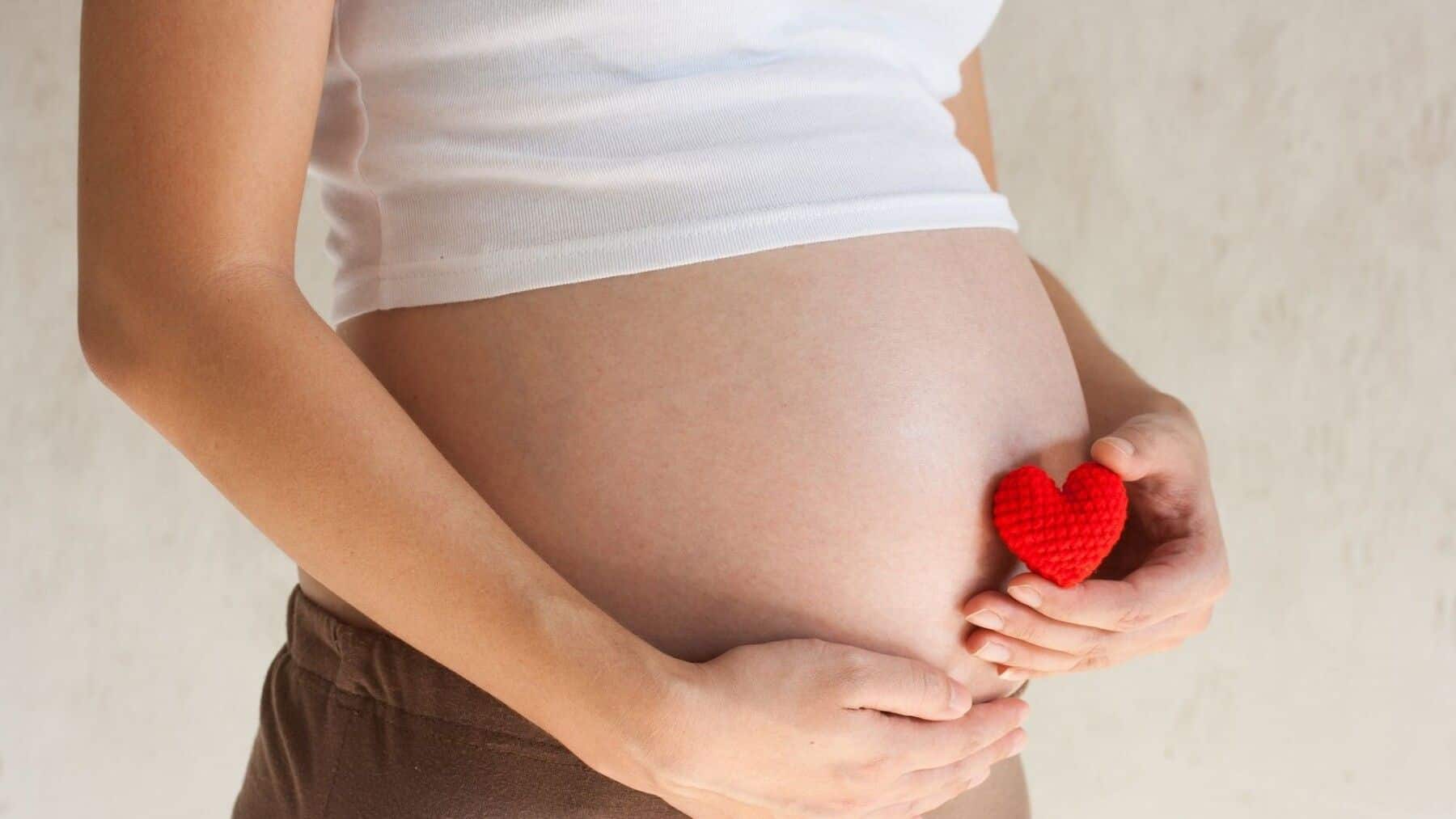 Elle tombe enceinte deux fois à quelques jours d'intervalle et accouche de deux petites filles à la même heure