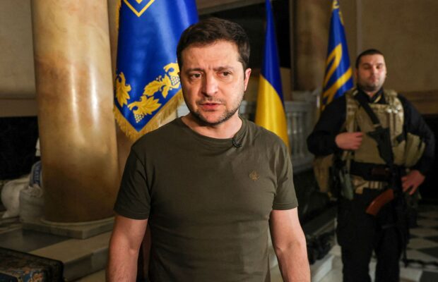 Ukraine : le président Volodymyr Zelensky lance une mode malgré lui