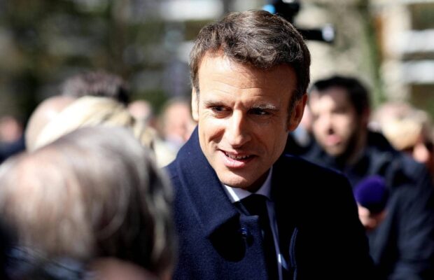 Emmanuel Macron chemise ouverte, torse apparent : les internautes sont surpris