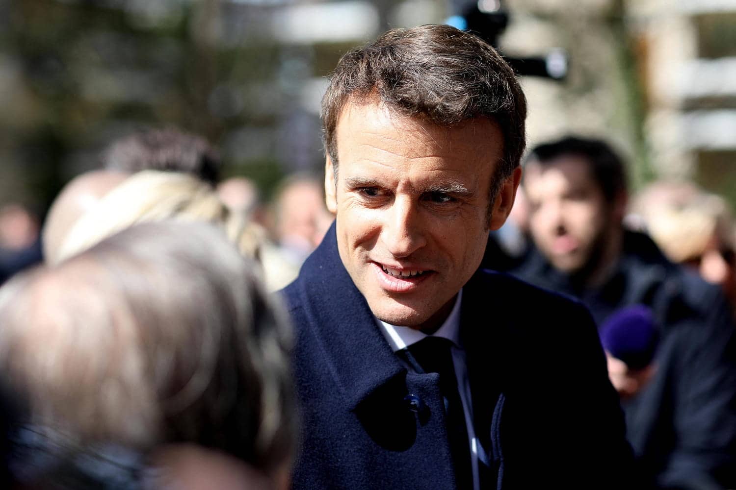 Emmanuel Macron chemise ouverte, torse apparent : les internautes sont surpris