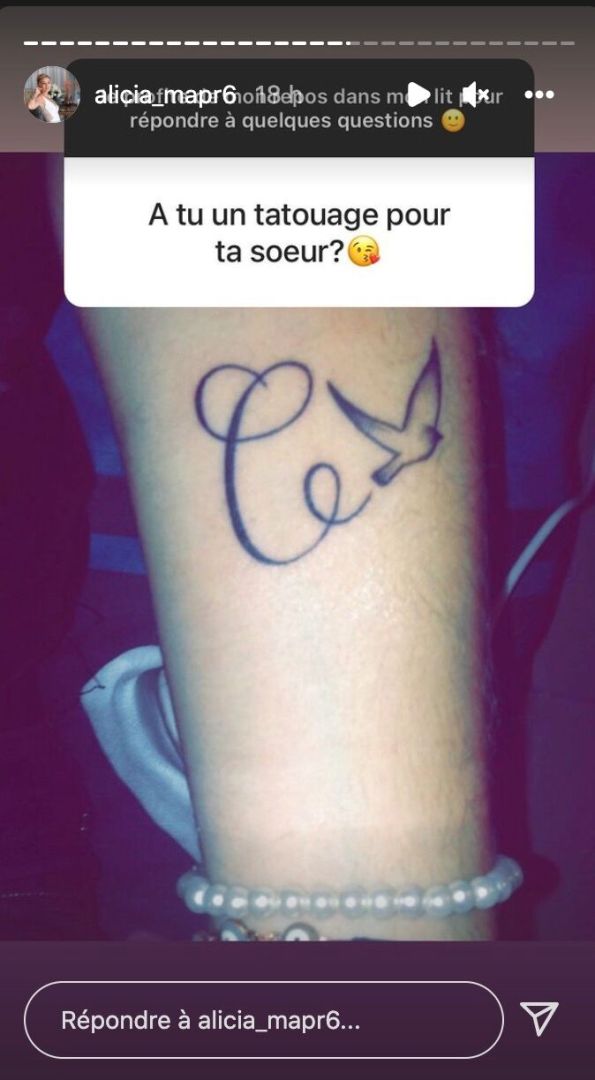 Alicia (MAPR) montre une photo de sa soeur décédée et le tatouage en son hommage