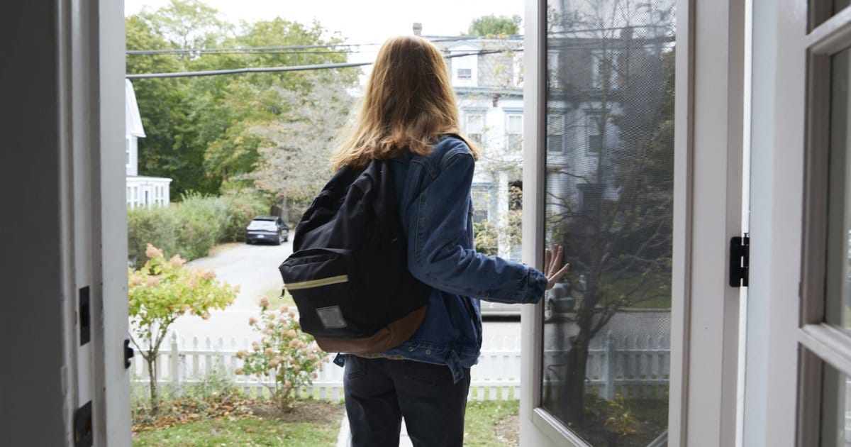 À 13 et 14 ans, deux jeunes garçons préméditent l'assassinat d'une élève de leur école et parviennent à leurs fins