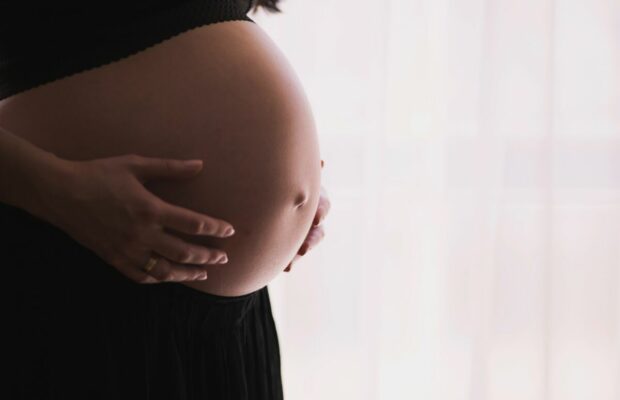 À 8 mois de grossesse, une femme découvre qu'elle porte un embryon qui n'est pas le sien