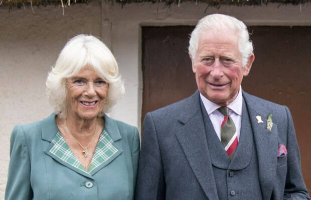 'Je voudrais vivre caché dans ton pantalon' : une conversation très coquine entre Charles III et Camilla