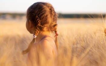 Un père enterre sa fille de 6 ans vivante pour la punir