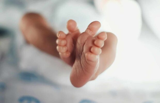 Un bébé de deux mois meurt après que ses parents le laissent passer la nuit dans le jardin