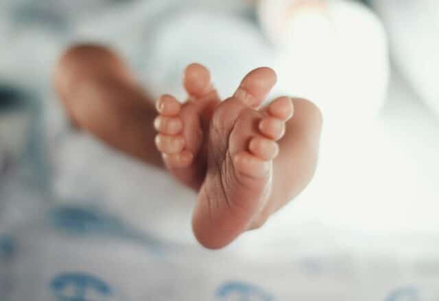 Un bébé de deux mois meurt après que ses parents le laissent passer la nuit dans le jardin
