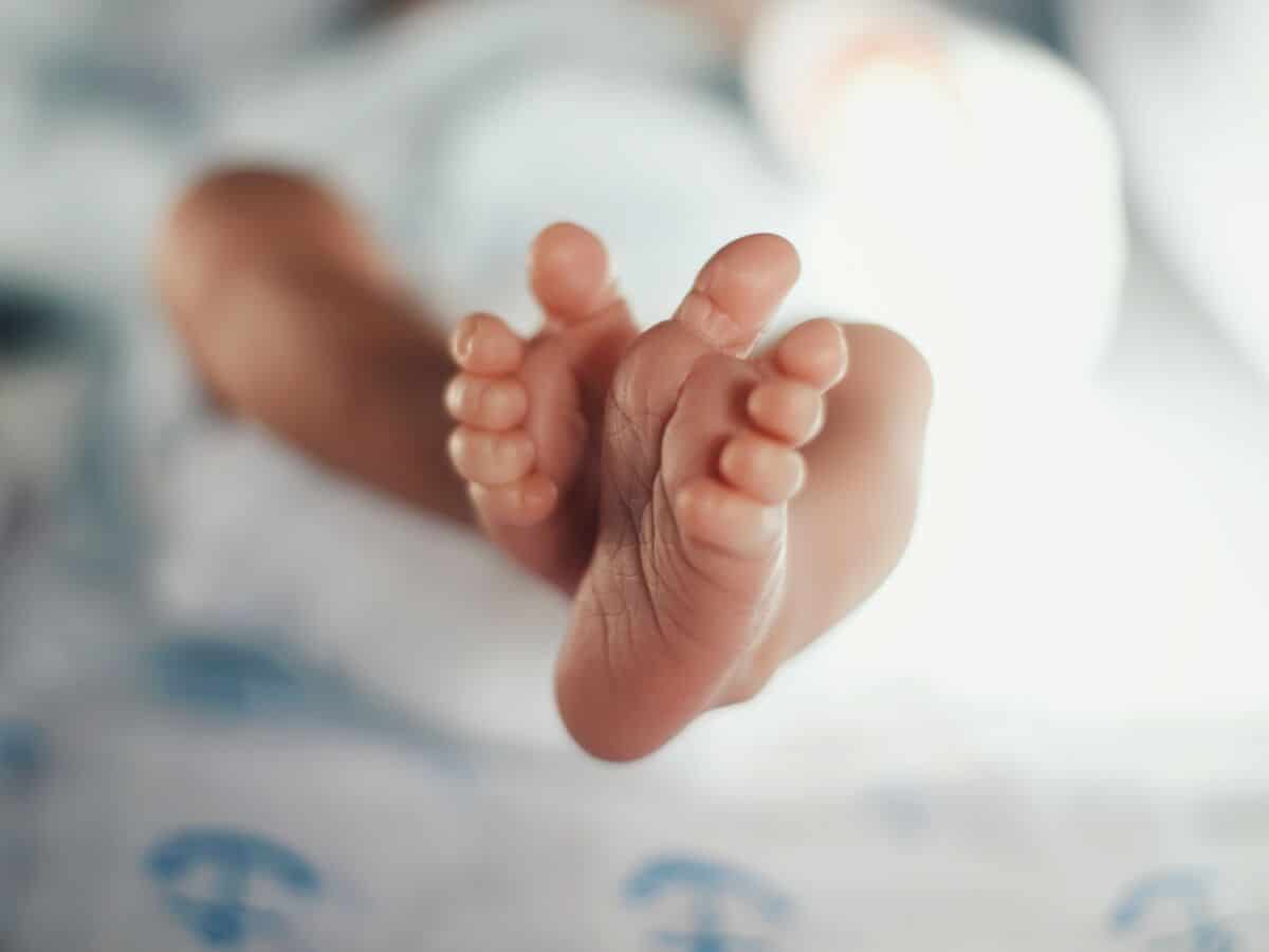 Un bébé de deux mois meurt après que ses parents le laissent passer la nuit dans le jardin