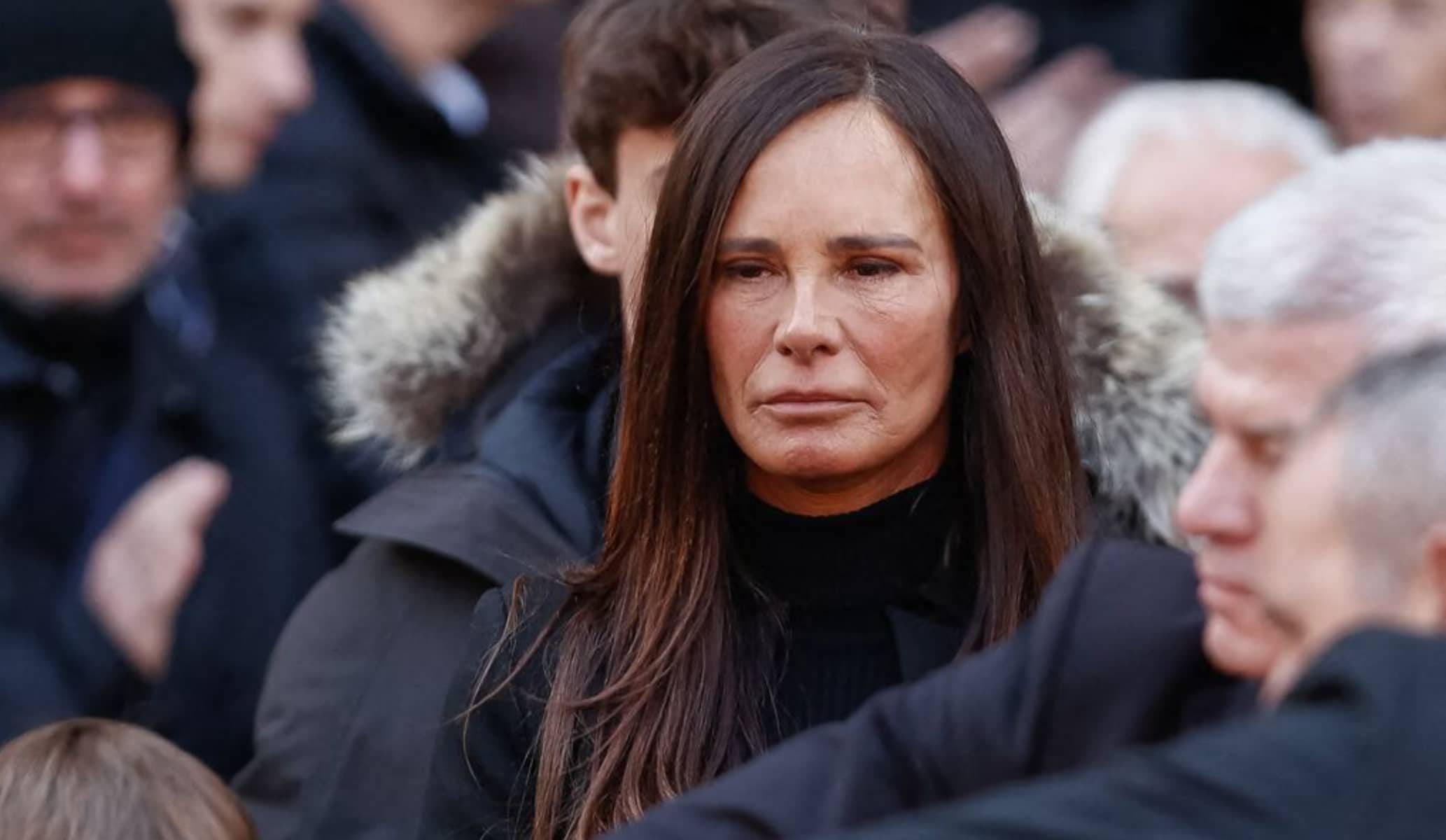 Nathalie Marquay montre un cliché de Jean-Pierre Pernaut à l'hôpital pour leur anniversaire de fiançailles