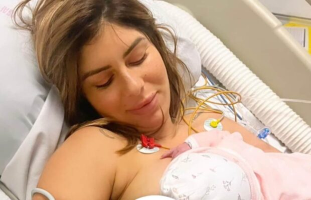 'Le cœur du bébé se fatigue' : Sarah Lopez revient sur son accouchement compliqué