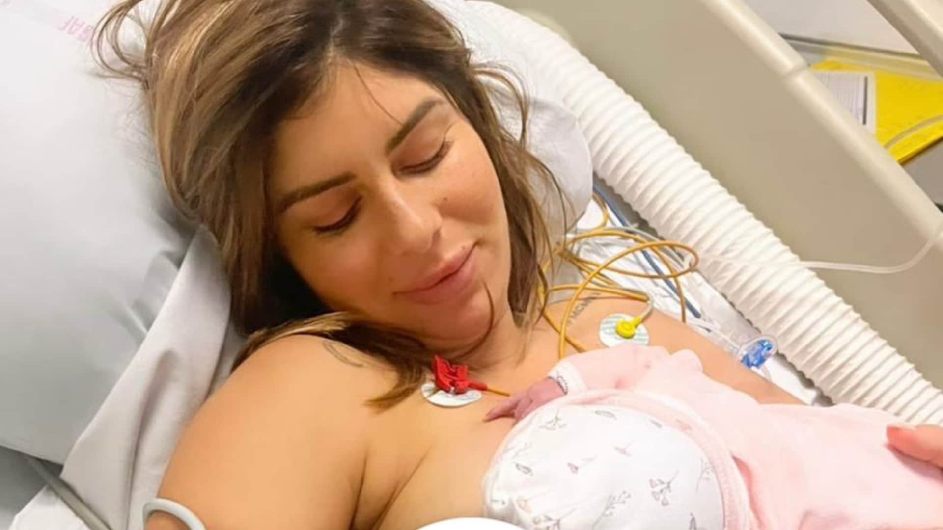 'Le cœur du bébé se fatigue' : Sarah Lopez revient sur son accouchement compliqué