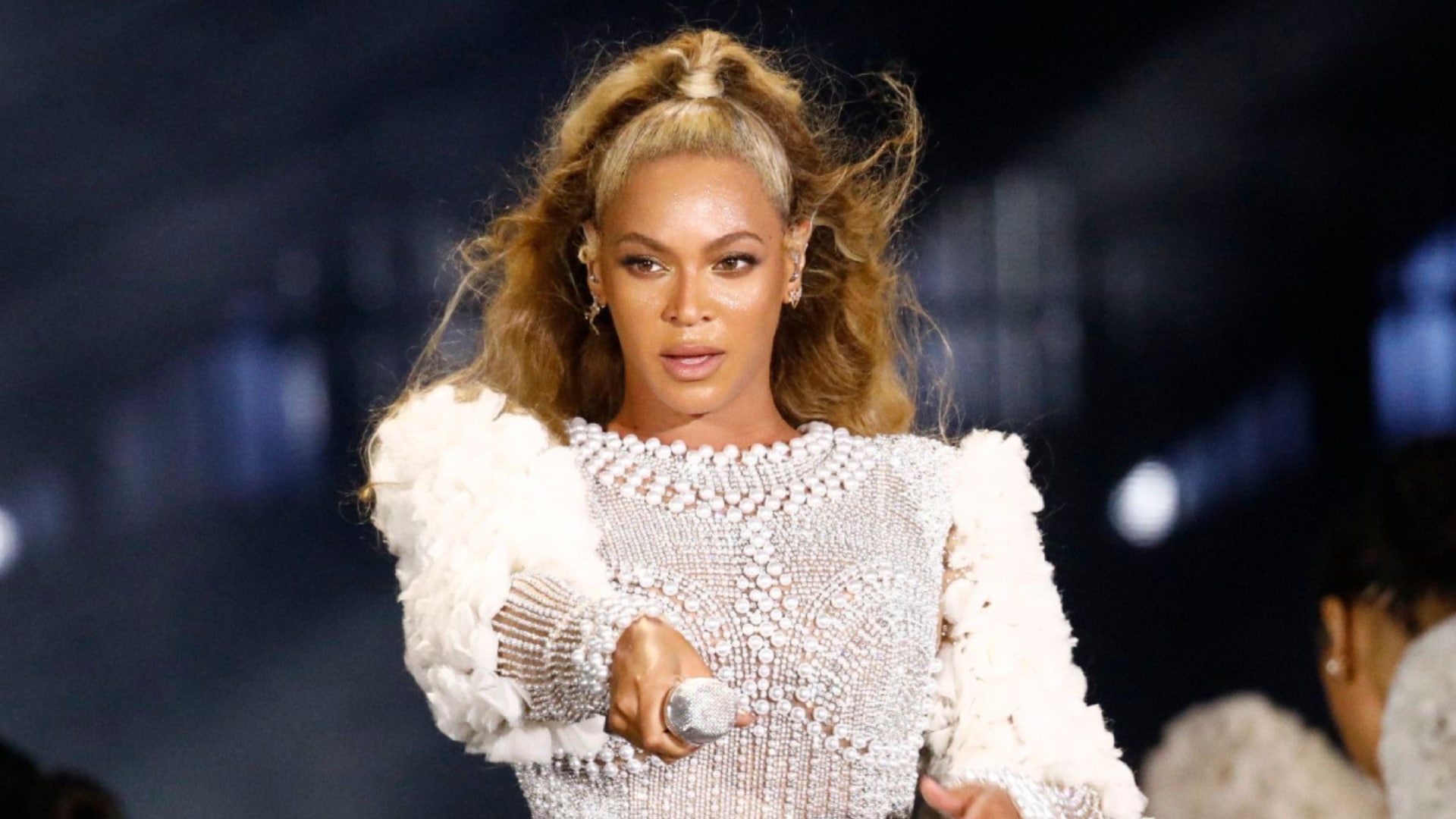 Beyoncé : en plein concert, la chanteuse frôle la catastrophe, regardez !
