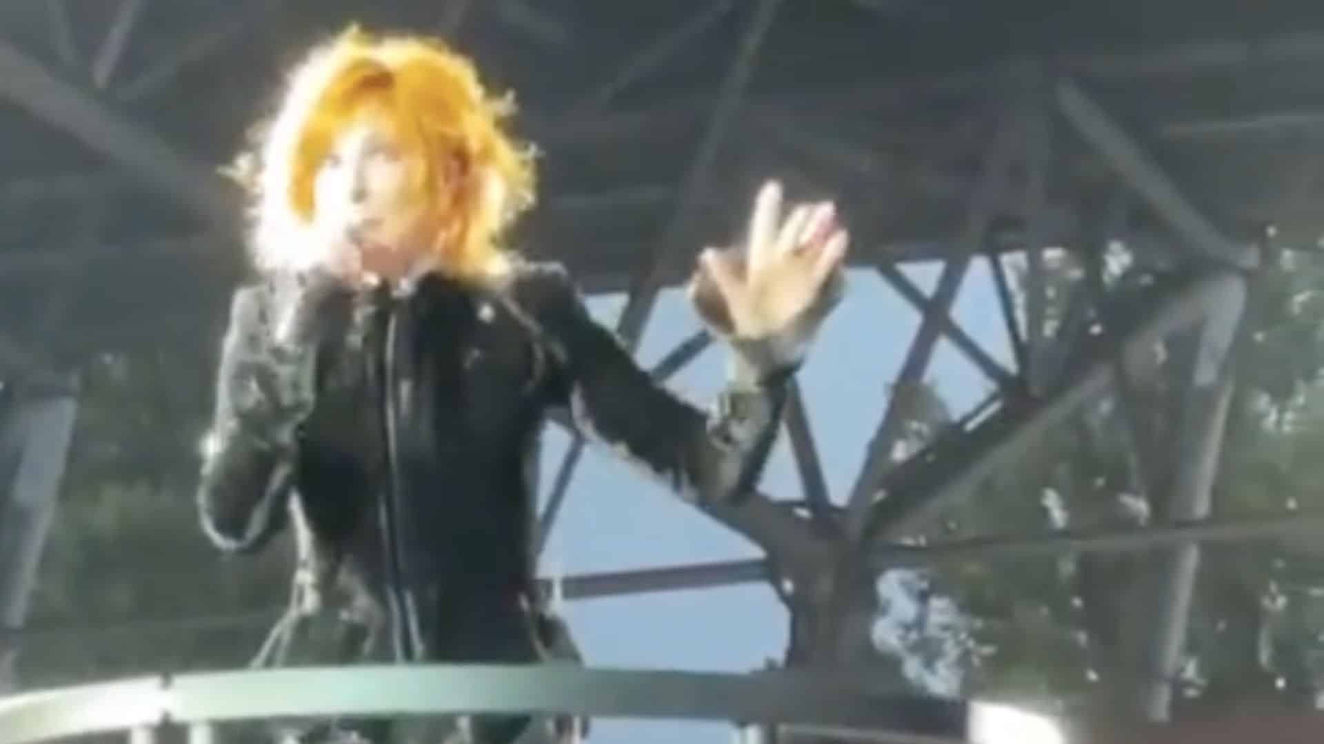 ‘Ça a bardé' : Mylène Farmer victime d'un problème de nacelle en plein concert