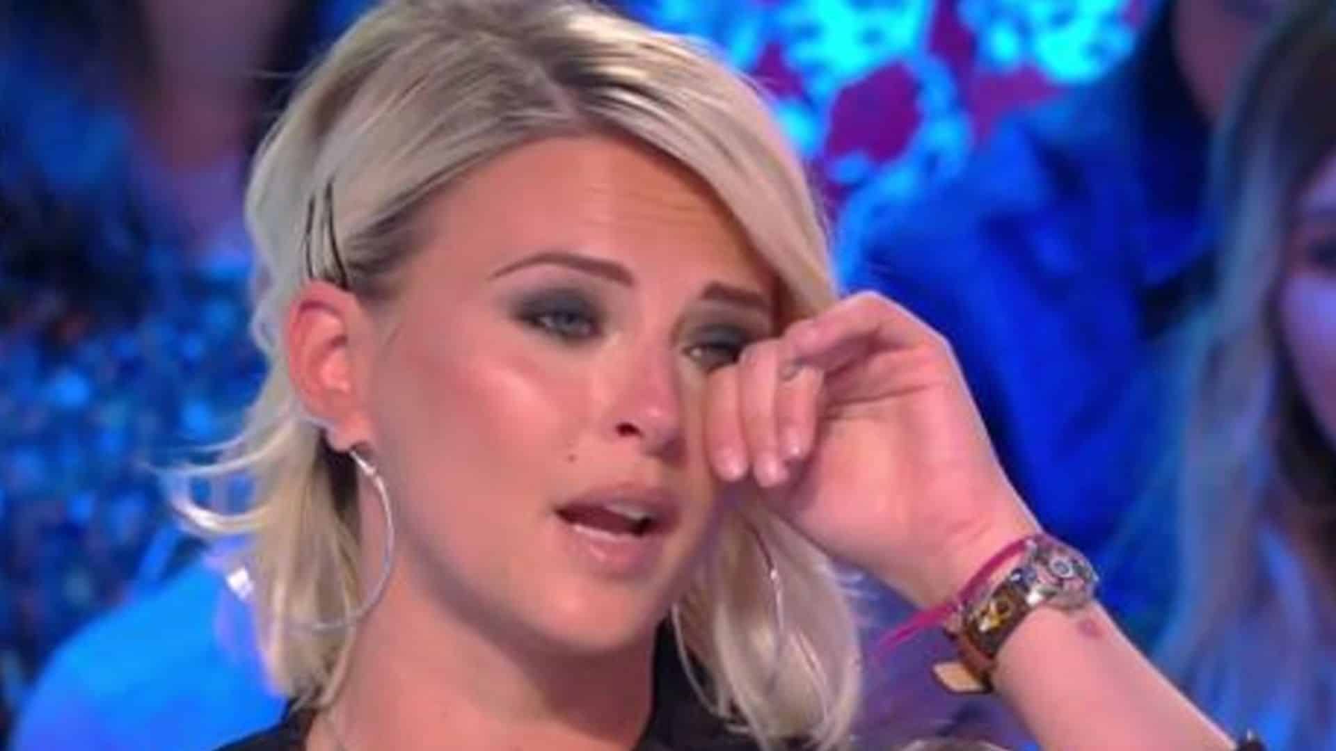 Kelly Vedovelli : filmée en train de pleurer en direct dans TPMP, elle quitte le plateau