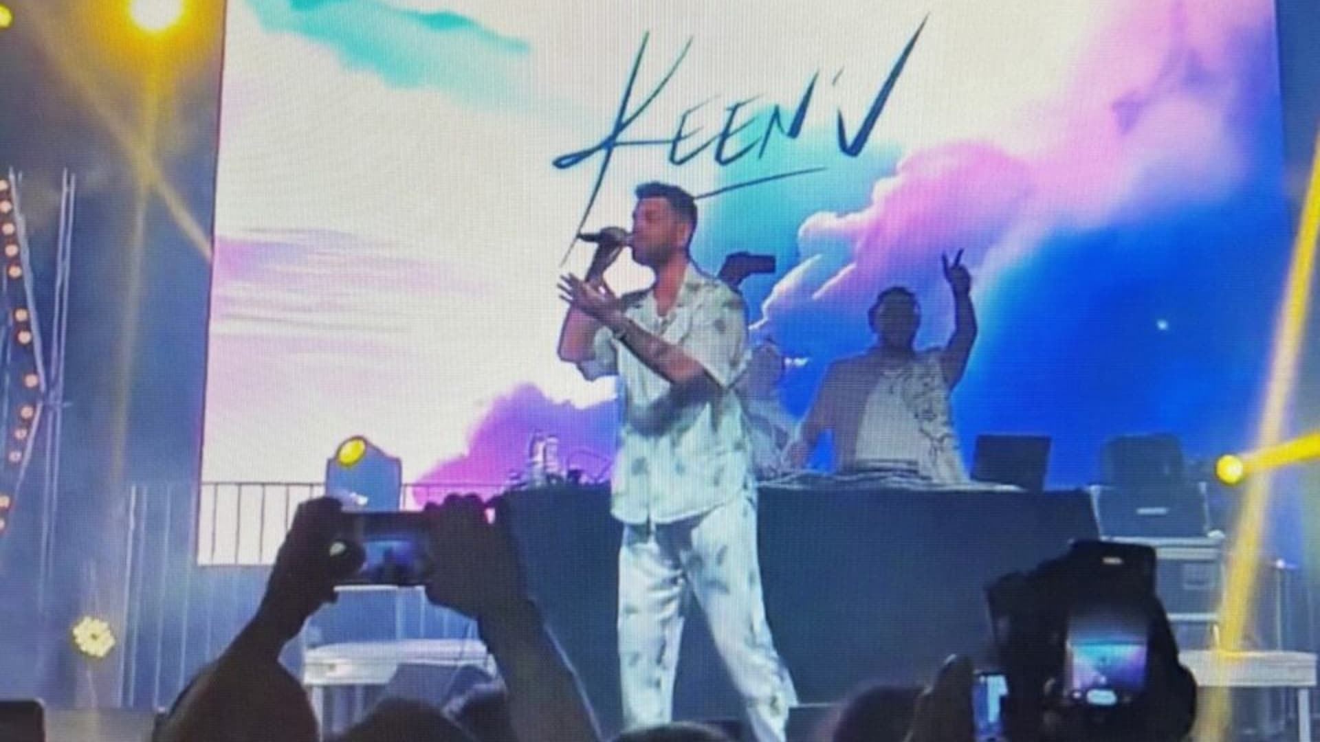 'Zéro pointé' : le concert de Keen'V tourne au fiasco, ses fans en colère filment la scène