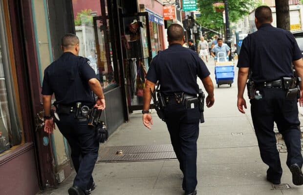 États-Unis : un policier tue un suspect en fuite en lui lançant une glacière en plein visage