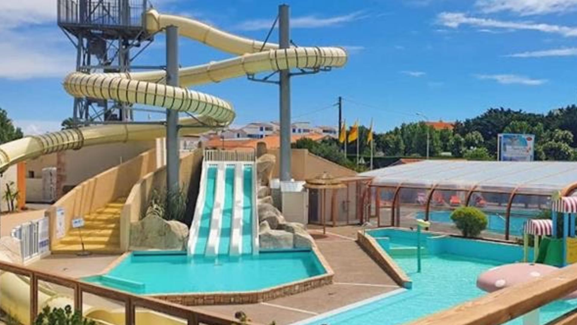 Oise : 'Mon pied était détaché', un adolescent se blesse fortement après une virée sur le toboggan d'une piscine