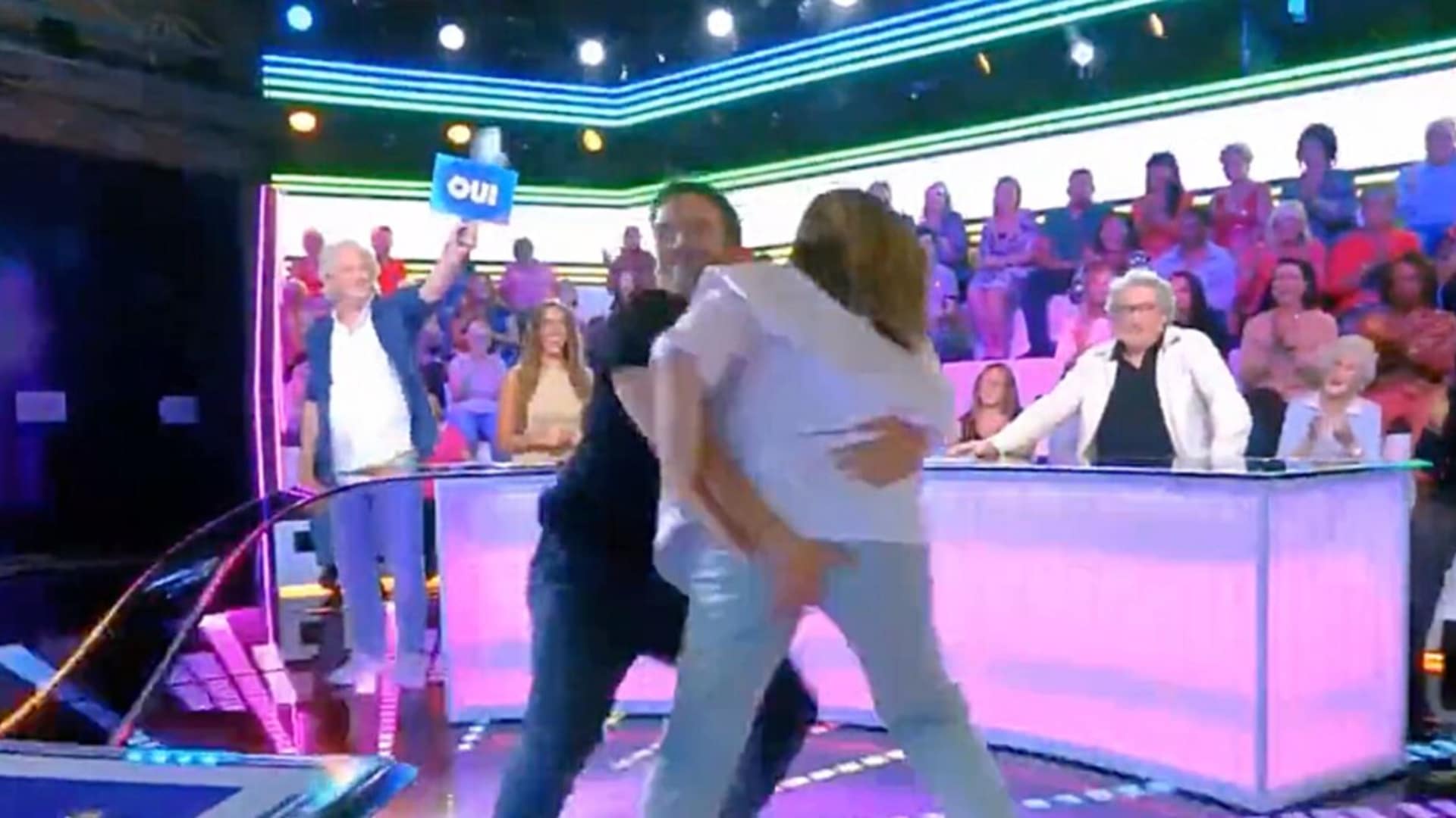 TPMP : Alex Goude met une main aux fesses de Valérie Benaïm, Cyril Hanouna le recadre sèchement