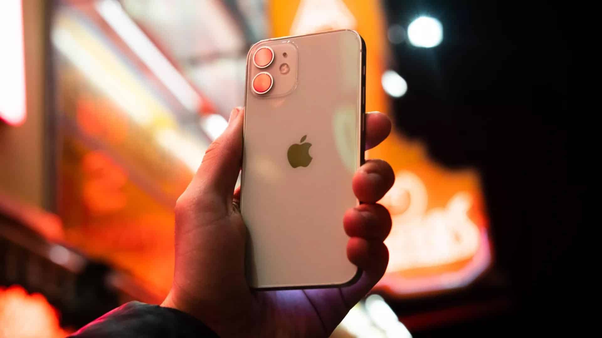 iPhone 12 : interdit à la vente en France, les raisons étonnent et se précisent