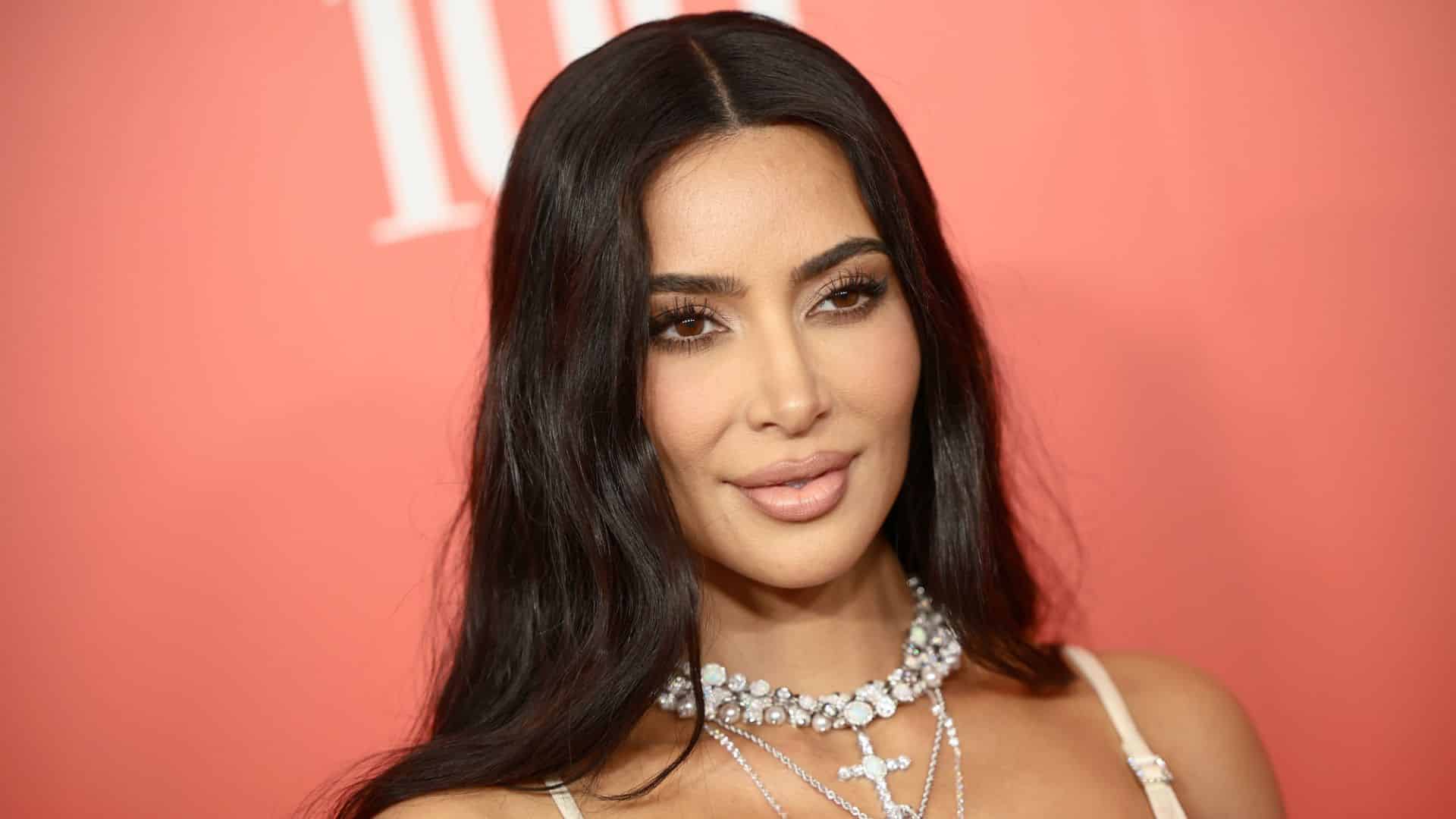 Kim Kardashian : elle décide de faire son tout premier tatouage, l'endroit interpelle