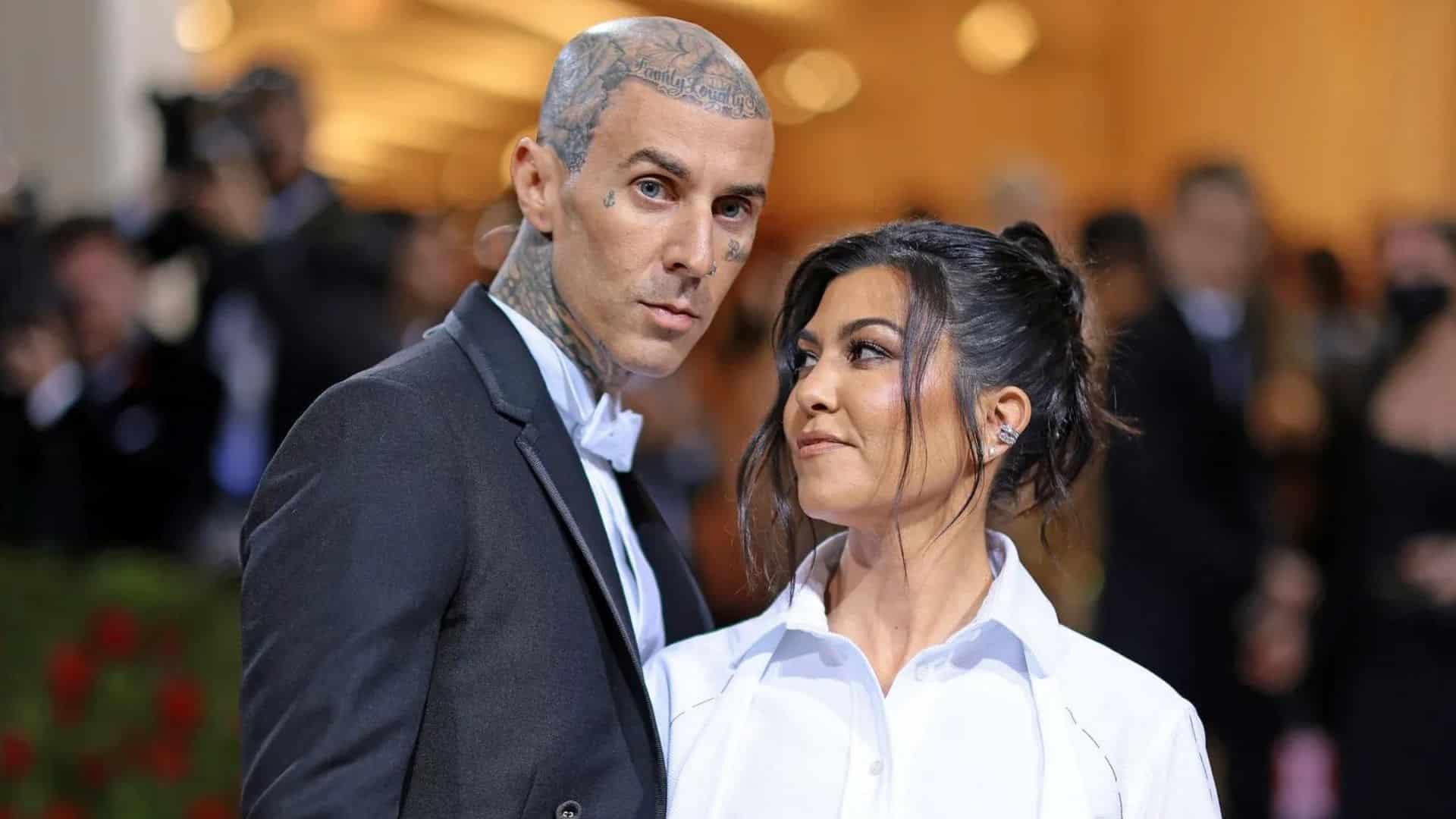 Kourtney Kardashian enceinte : Travis Barker parle du prénom de leur bébé et la date du terme