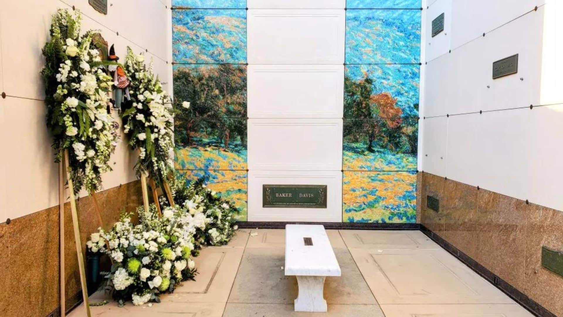 Tombe de Matthew Perry : une grosse composition florale disparaît, la famille obligée d'agir