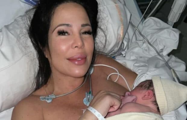 Kim Glow maman : tout juste rentrée de la maternité, elle montre son ventre post-partum