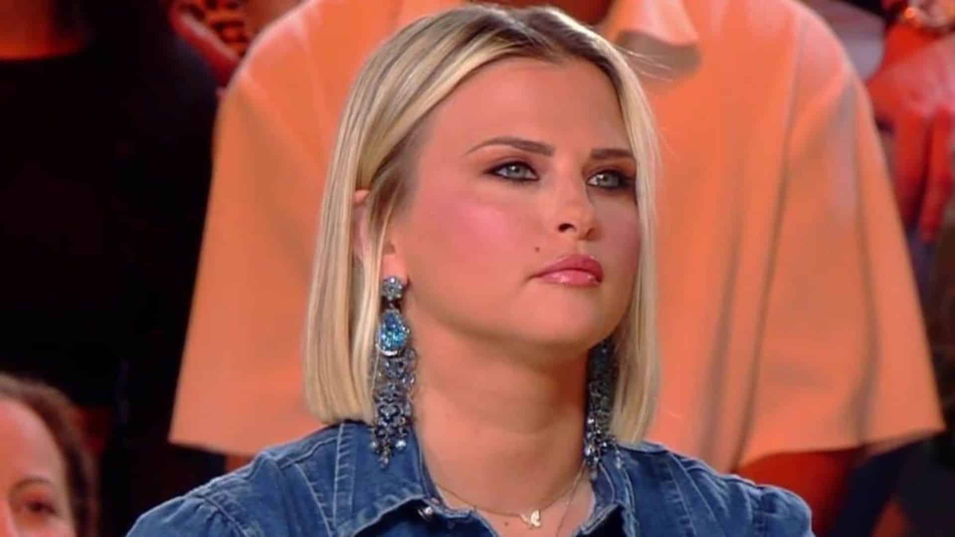 Kelly Vedovelli : "la potiche" dans TPMP ? La chroniqueuse répond à Complément d’enquête