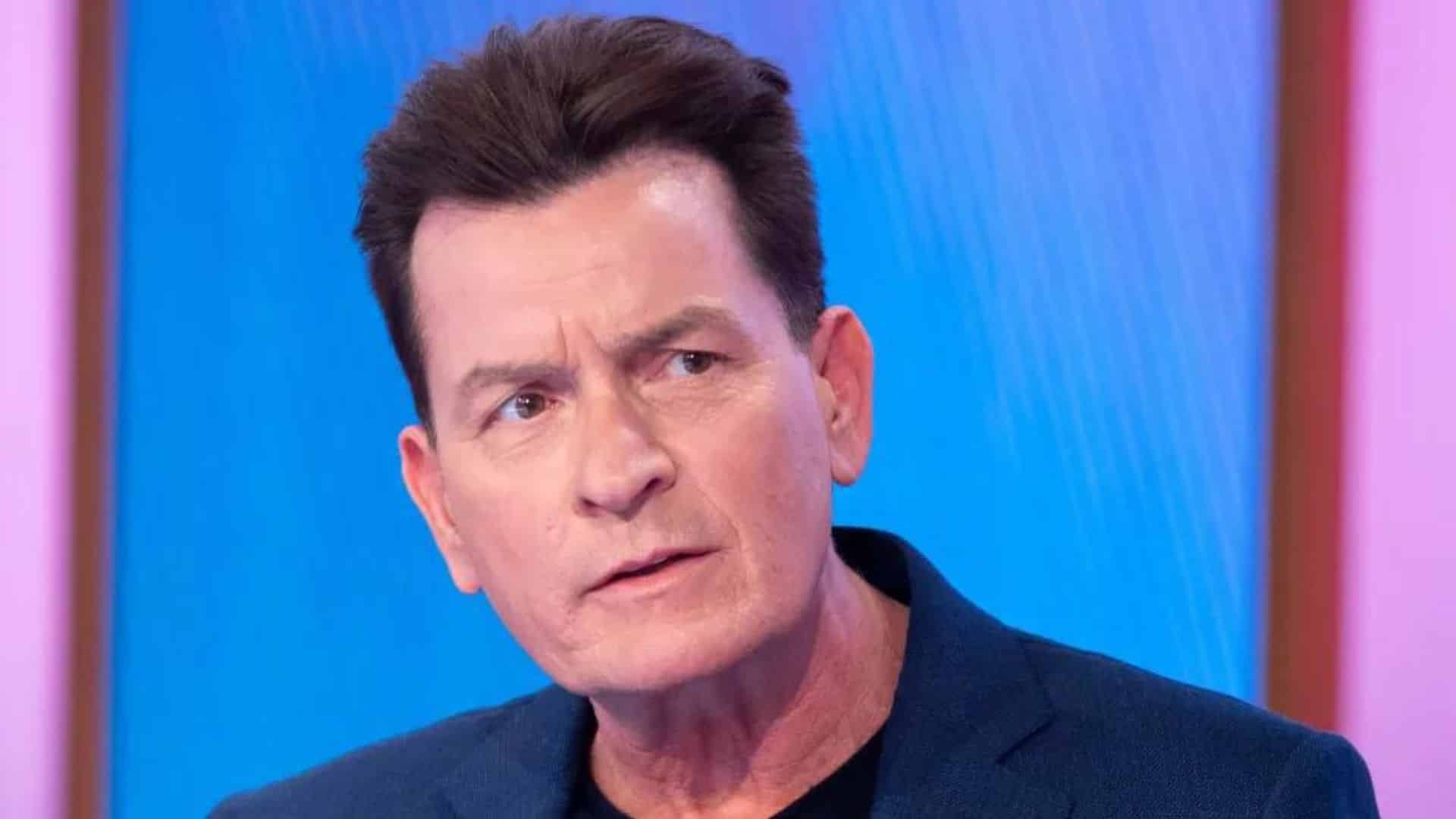 "Étranglé" : l’acteur Charlie Sheen agressé par une voisine à son domicile de Malibu