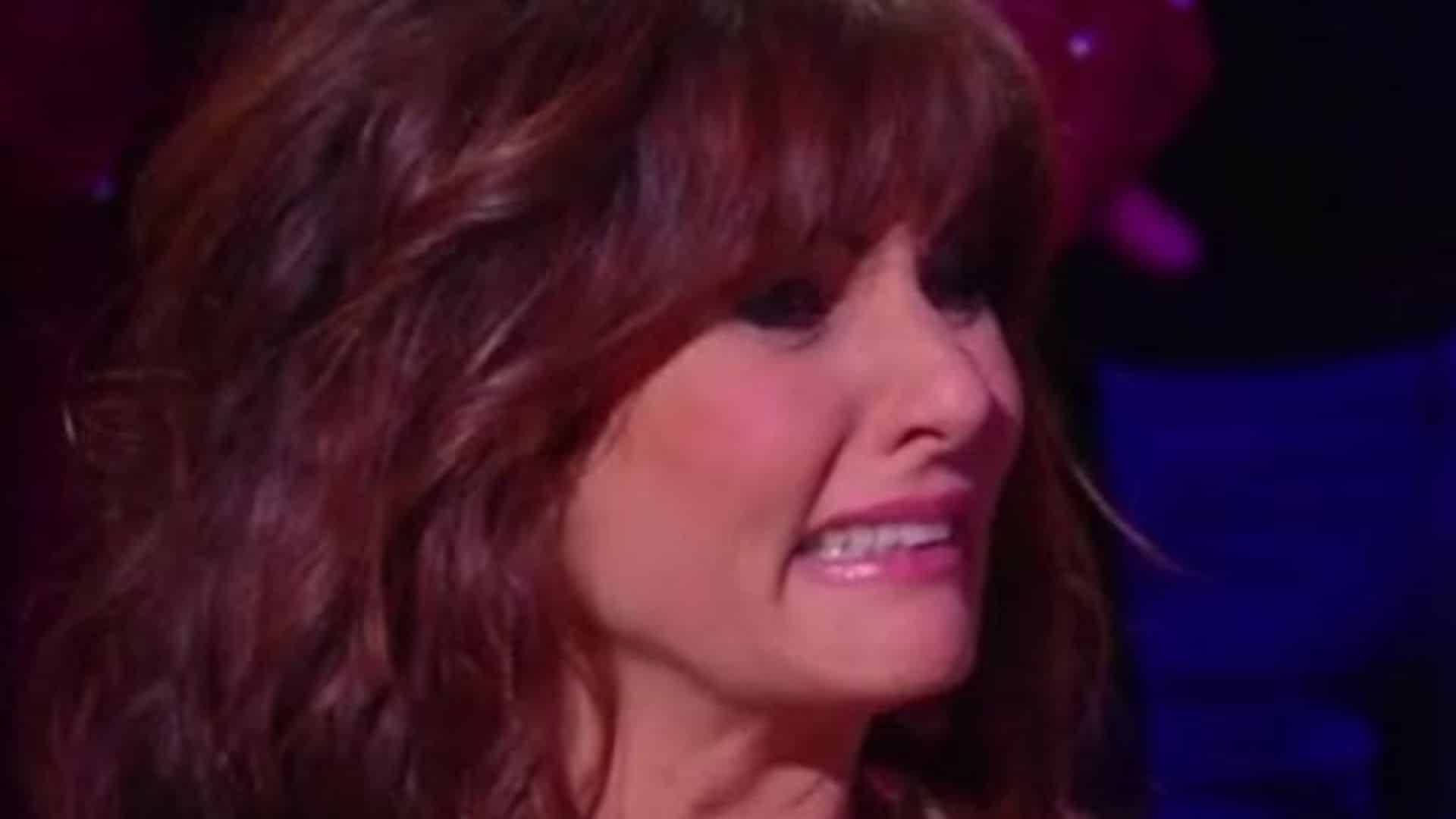 Faustine Bollaert en larmes : elle reçoit un très beau cadeau à la télé