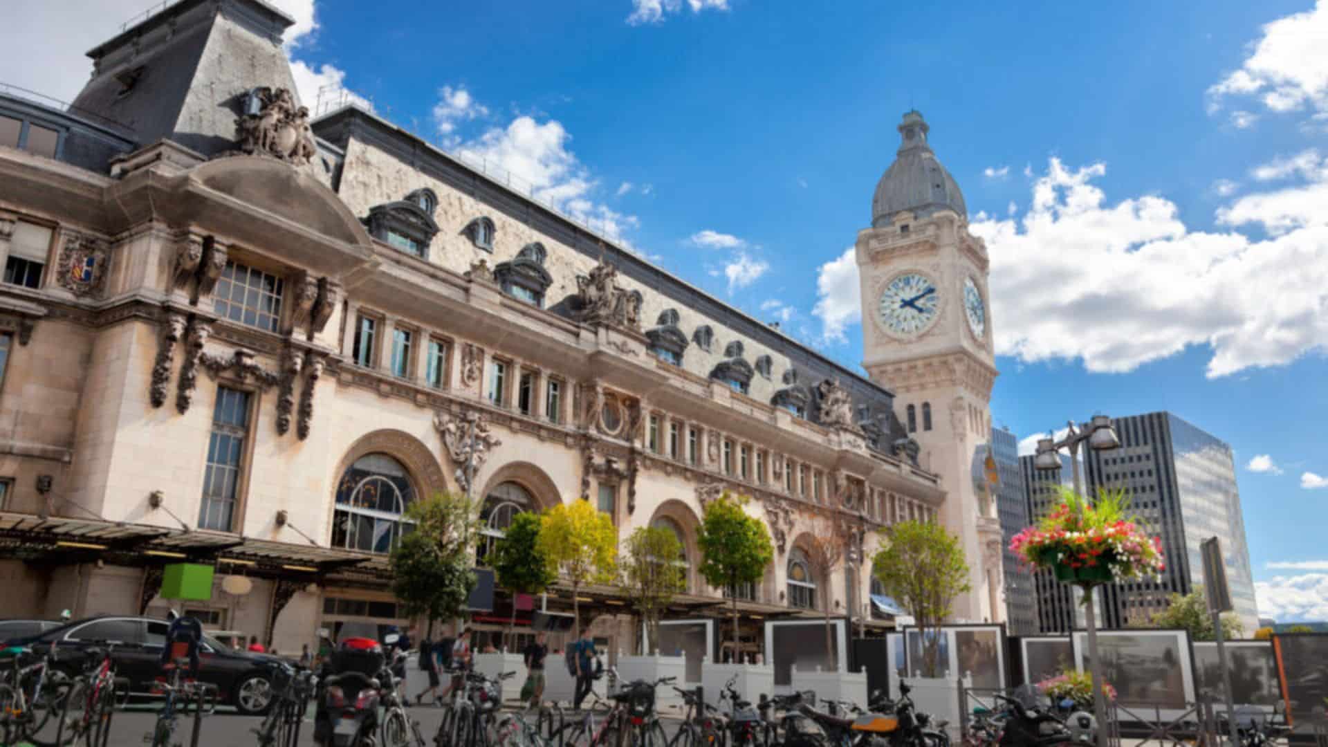 Paris Gare de Lyon : un homme nu envoie ses excréments sur les passants