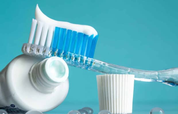 Pourquoi il ne faut pas mouiller votre brosse à dents avant d'appliquer du dentifrice ?