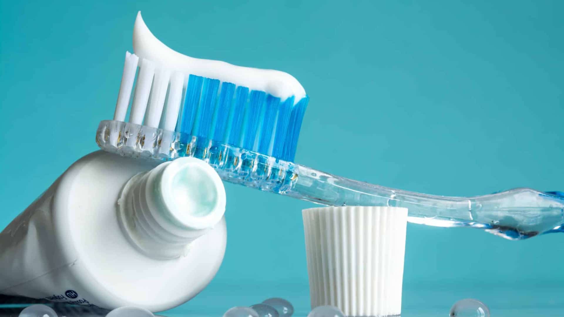 Pourquoi il ne faut pas mouiller votre brosse à dents avant d'appliquer du dentifrice ?