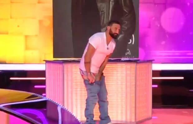 TPMP : Cyril Hanouna baisse son pantalon "trop serré" en pleine émission