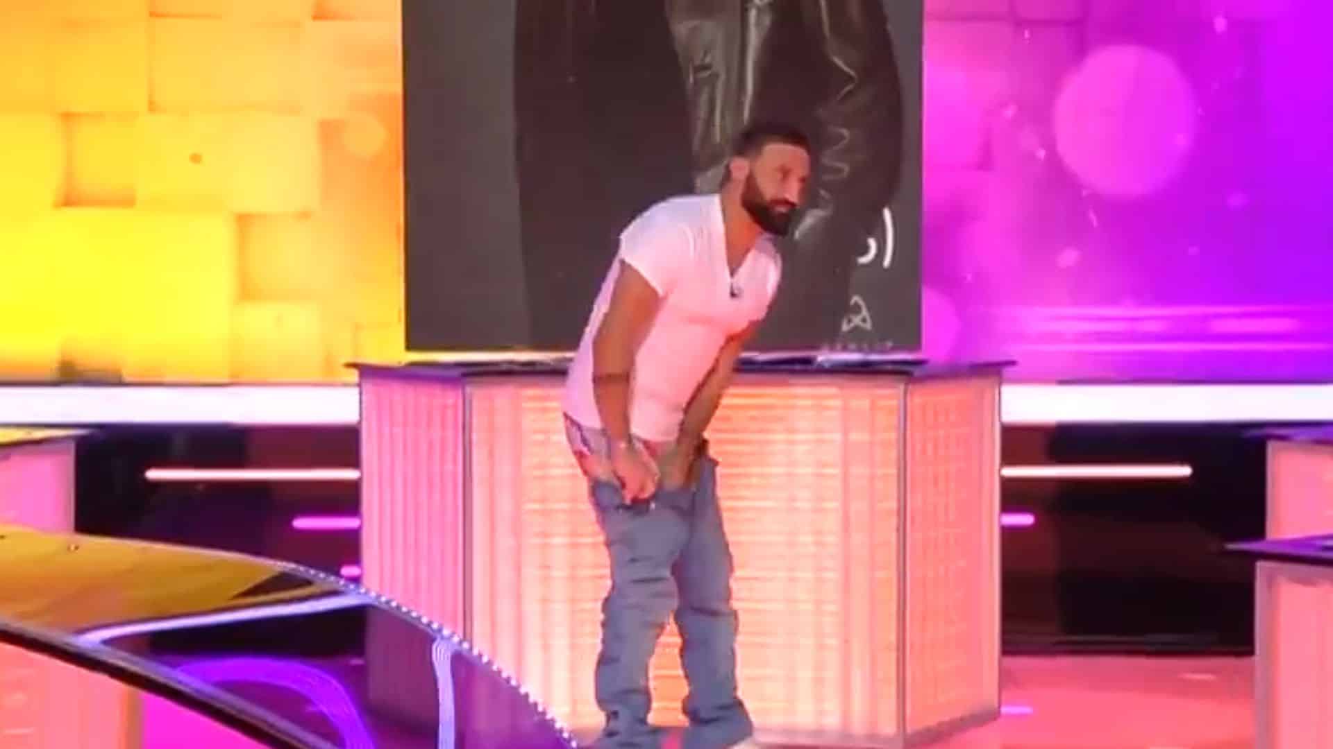 TPMP : Cyril Hanouna baisse son pantalon "trop serré" en pleine émission