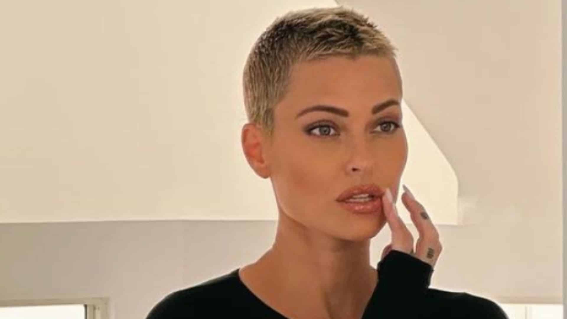 "Je tire trop sur la corde" : Caroline Receveur guérie de son cancer, une séquelle la "frustre"