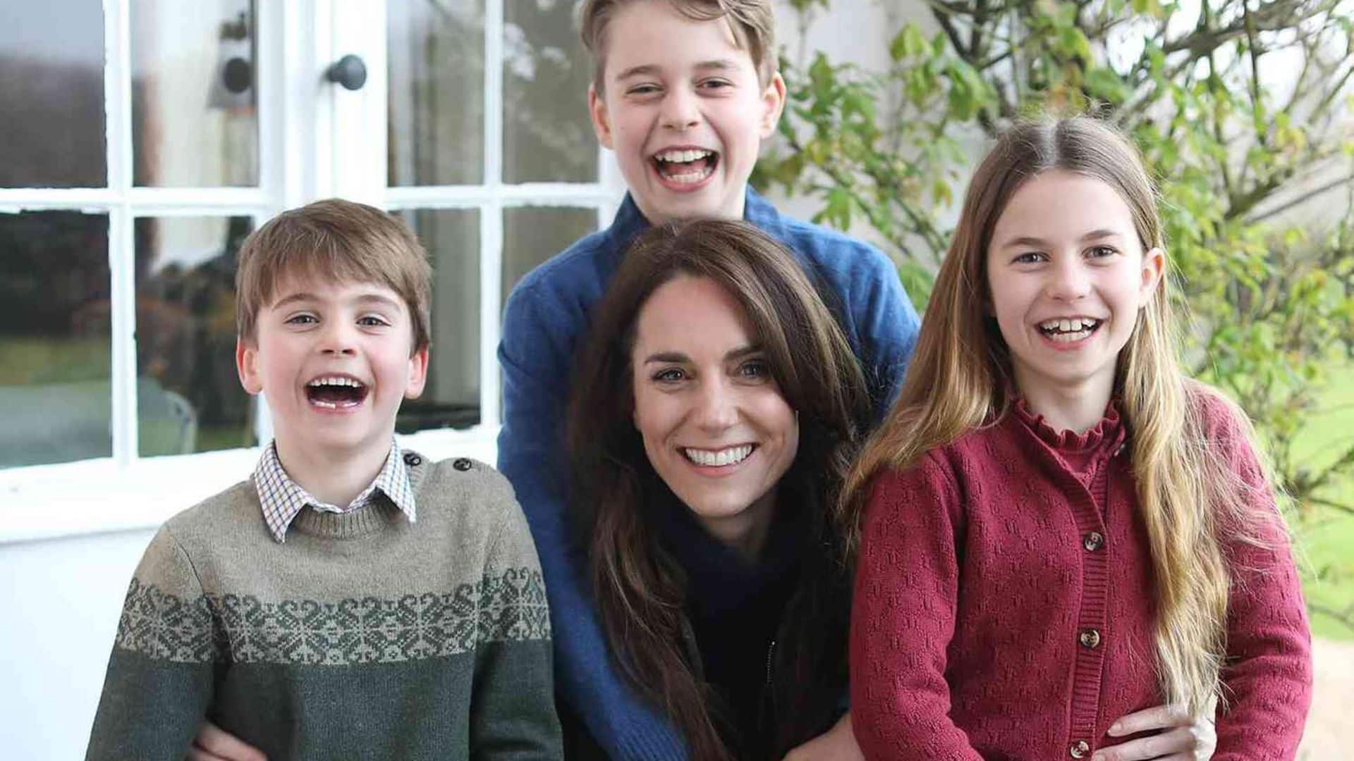 Kate Middleton : après avoir retouché sa récente photo de famille, les internautes suspectent quelque chose