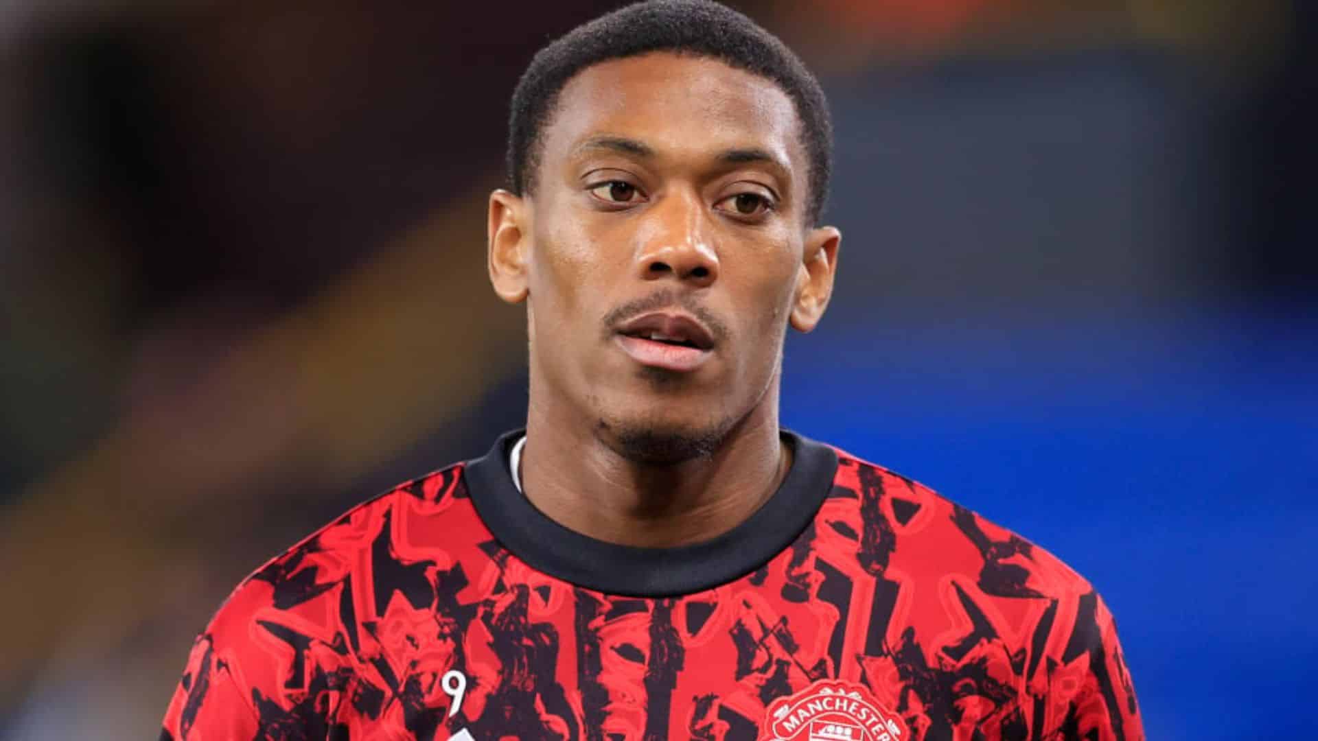 Anthony Martial : en couple et déjà infidèle à sa chérie ? Il est aperçu très proche d'une autre jeune femme