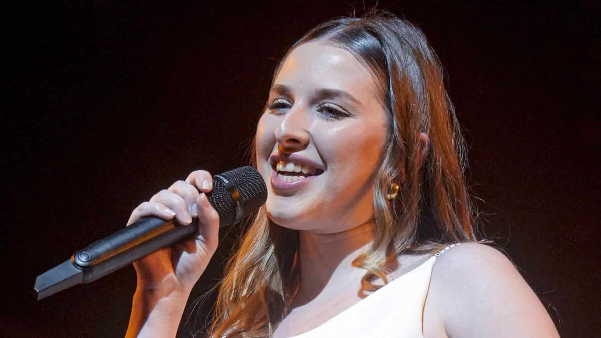 Héléna Bailly : accident vestimentaire sur scène, ses fans la sauvent
