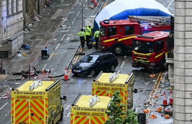 Chaos à Liverpool : une voiture fonce dans la foule, un joueur de football français présent