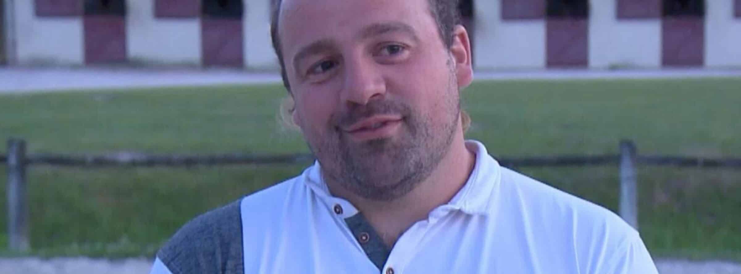 "Nous lui cherchons une bonne famille pour la vie" : Guillaume (L'amour est dans le pré) lance un appel après avoir sauvé un poney Guillaume (L'amour est dans le pré) : il lance un appel après avoir sauvé un poney