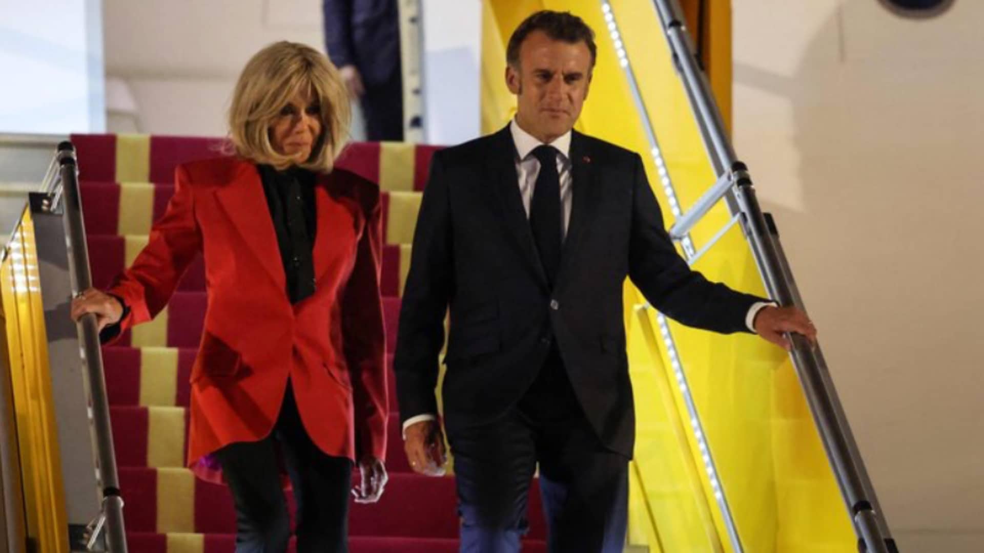 Emmanuel Macron giflé par Brigitte : un témoin présent dans l'avion raconte ce qu'il s'est passé